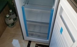 海尔冰柜前面白色塑料（海尔冰柜下面的小孔是什么）