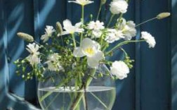白色花瓶插花现代（白色的花瓶）
