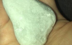 沙子里面白色石头（沙子里的白色透明石头是什么）