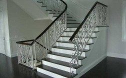 黑白色木楼梯（黑白色楼梯扶手图片）
