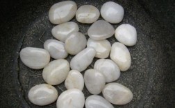 白色的鹅卵石是什么石（白色的鹅卵石是什么石头）