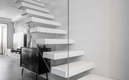 白色地板搭配灰色楼梯（白色地板配什么颜色楼梯）