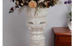 白色花瓶柱（白色花瓶怎么装饰）