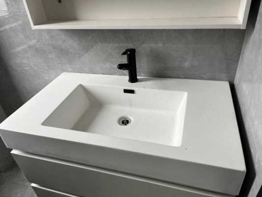 白色瓷砖浴室柜（白色瓷砖配啥浴室柜）-图2