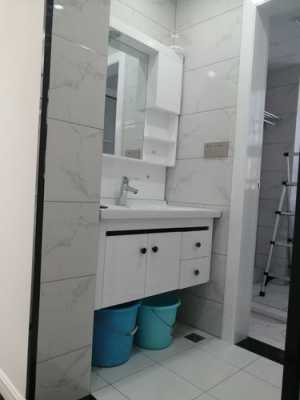 白色瓷砖浴室柜（白色瓷砖配啥浴室柜）-图3