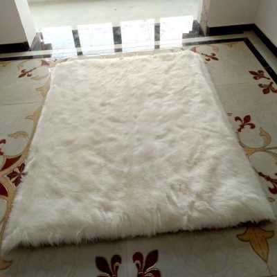 白色毛毛地毯（白色毛毛地毯怎么清理）-图2