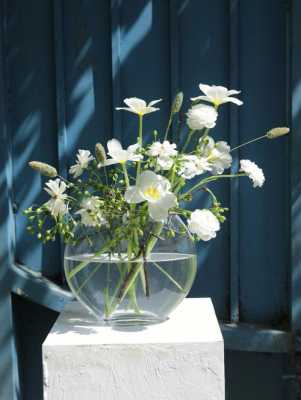 白色花瓶插花现代（白色的花瓶）-图1