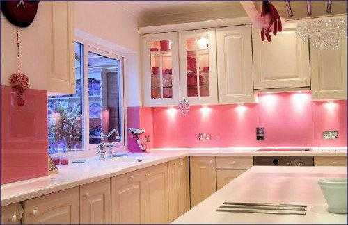 厨房粉色和白色搭配（粉色厨房橱柜效果图）-图1