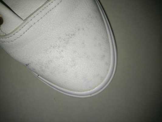 皮鞋侧面白色汗渍（皮鞋外面的白色汗渍）-图1