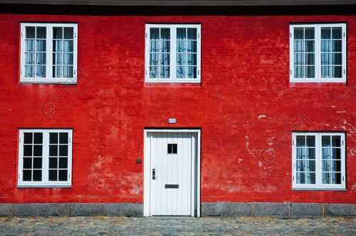 红色门白色窗户（红色窗套白色窗台图片）-图1