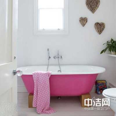 粉色浴缸与白色墙面（白色浴缸发黄怎样洗白）-图1