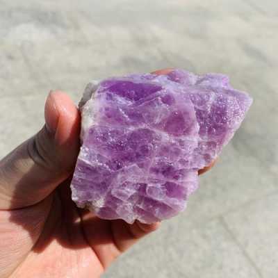 白色带紫色石头图片（白色透明带紫色的石头）-图1