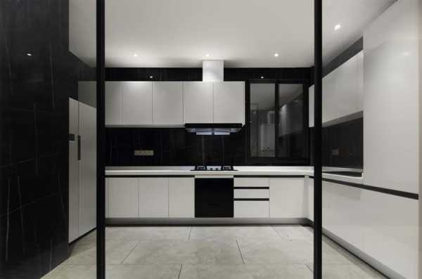 厨房白色柜子黑色柜门（白色橱柜和黑色橱柜哪个更有档次）-图2