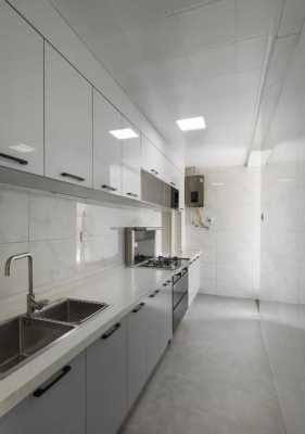 厨房砖灰白色（厨房地砖是灰色,墙砖白色,橱柜什么颜色好看）-图1