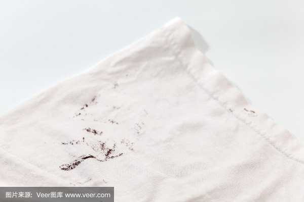白色棉布有污渍怎样洗（怎么去除白色棉布上的黄污渍）-图3