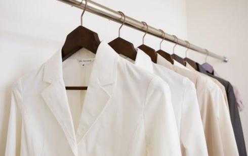 白色衣服保养（白色衣服怎么护理）-图1