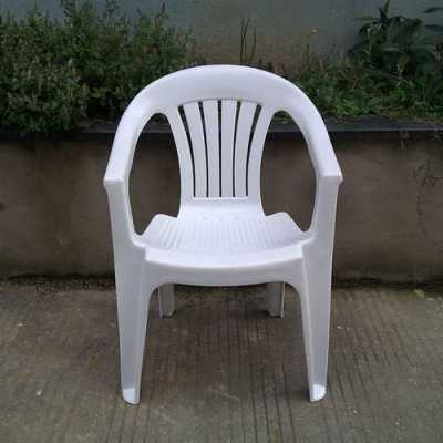白色塑料椅子什么材质（白色塑料椅子什么材质好）-图3