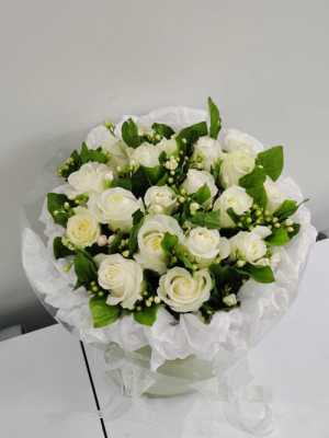 白色玫瑰搭配（白色玫瑰搭配什么颜色的花）-图1