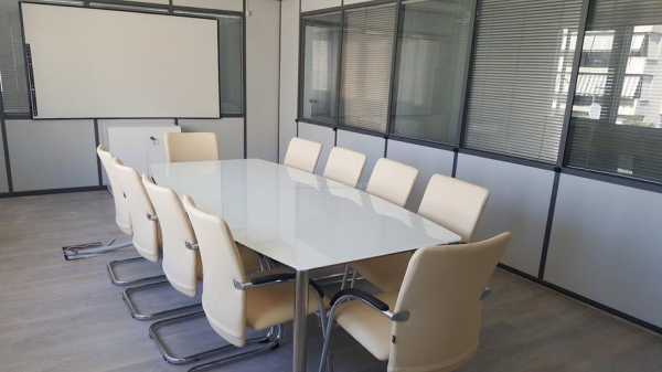 会议室地板白色（会议室木地板颜色）-图2