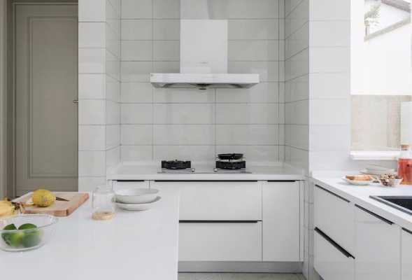 厨房白色瓷砖（厨房白色瓷砖配什么颜色柜门）-图1