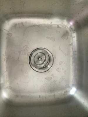 水槽白色污渍（水槽上的污渍怎么去除）-图3