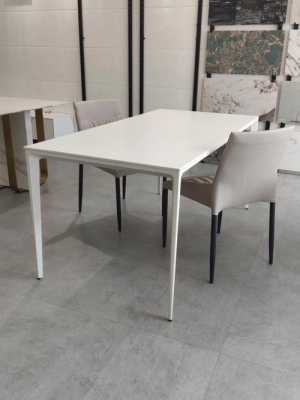 现代风格白色餐桌（现代风格的餐桌）-图1