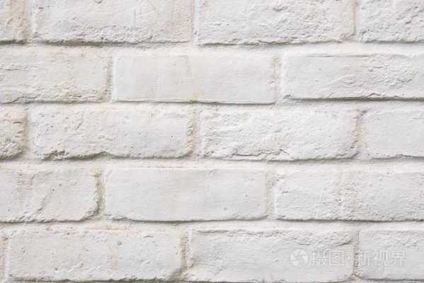 老砖墙上的白色（砖墙上的白霜是什么）-图2