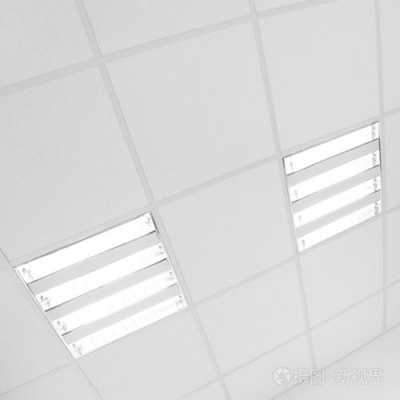 天花板上白色（天花板上白色的圆盘闪烁红灯）-图3