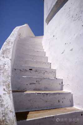 白色混凝土楼梯（白色水泥楼梯）-图2