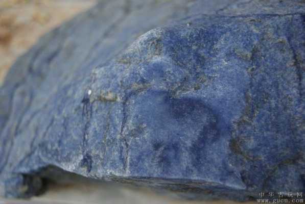 表面白色里面蓝色石头（蓝色带白点的石头）-图1