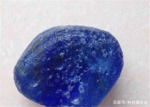 表面白色里面蓝色石头（蓝色带白点的石头）-图2