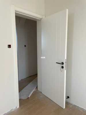 乳白色卧室（乳白色卧室门如何搭配洗手间门颜色）-图3