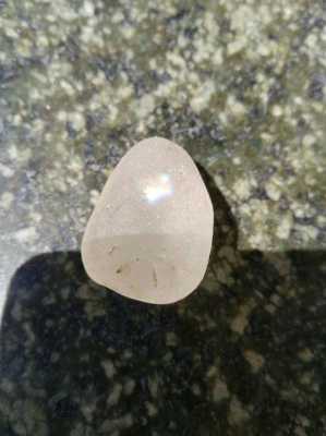 透明白色石头（透明白色石头用灯光照火有火彩虹）-图1