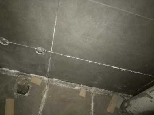 厕所地砖缝隙起白色（卫生间地砖缝出现白色的沙土样东西）-图2