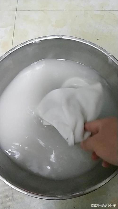 淘米水洗白色真丝（淘米水能洗真丝衣服吗）-图1