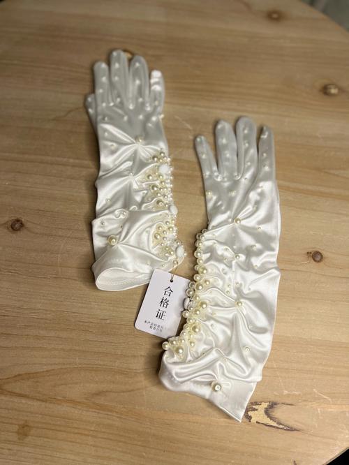 佩戴白色结婚手套（结婚戴的手套）-图1