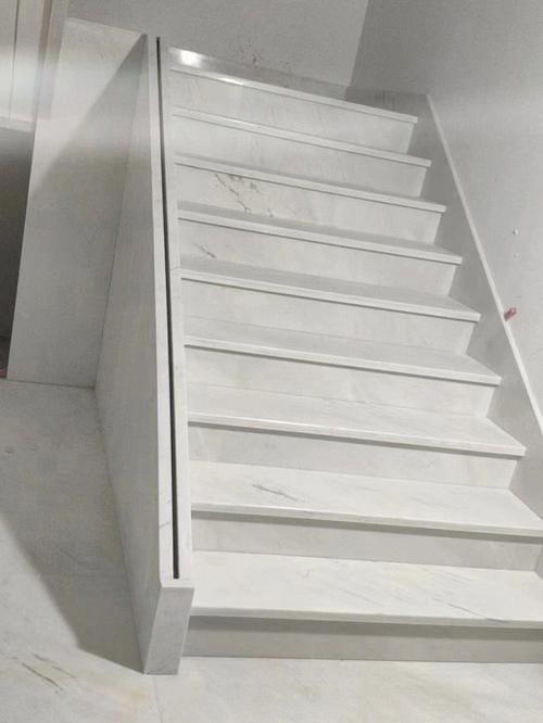 纯白色楼梯台阶（纯白楼梯怎么做）-图1