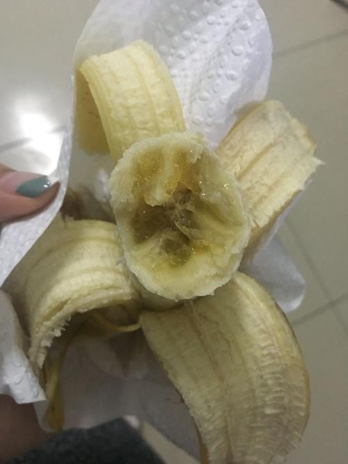 香蕉白色丝线（香蕉的白丝不能吃吗）-图1