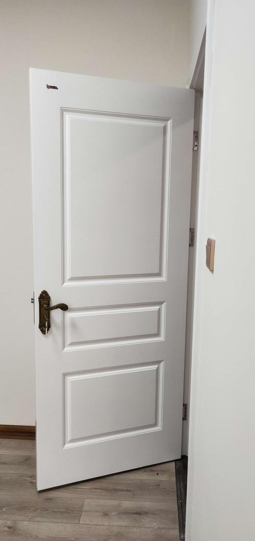 白色楼房卧室门（白色楼房卧室门图片）-图3