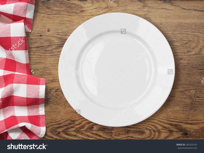 纯白色餐盘（白色餐盘配什么桌布好看）-图1