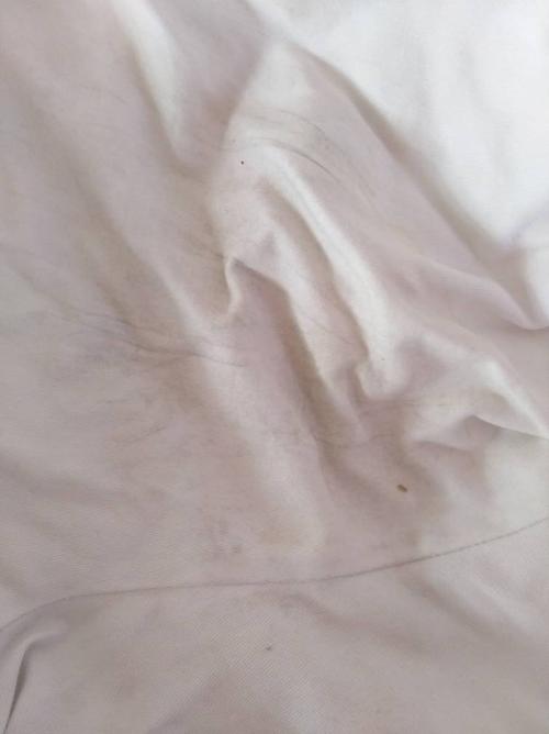 白色床单磨烂照片（白色床单脏了怎么洗白）-图3