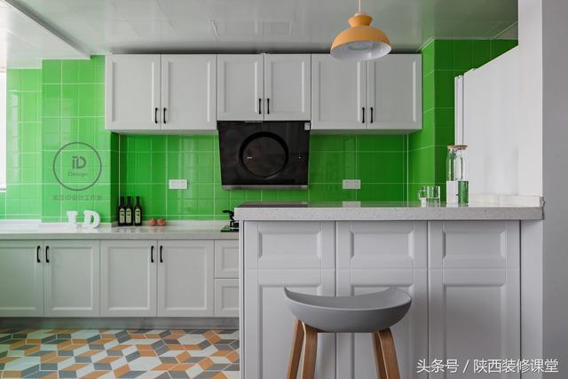 白色和绿色搭配橱柜（绿色橱柜配什么颜色的地砖）-图1