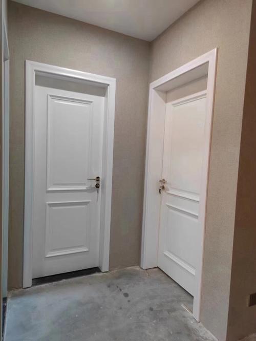 卧室房白色门（房间整体白色的卧室门什么颜色好）-图2