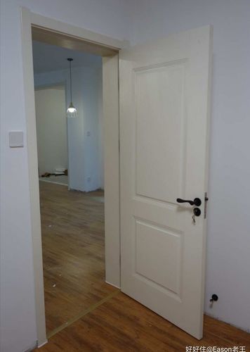 卧室的门白色（卧室门白色好还是奶白色好）-图1
