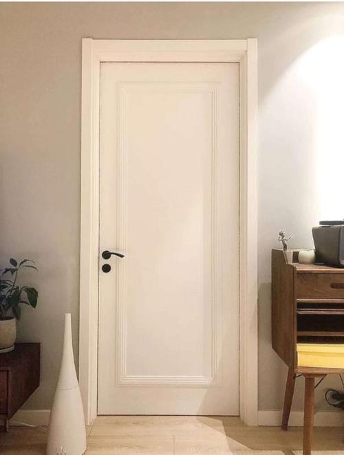 卧室的门白色（卧室门白色好还是奶白色好）-图2