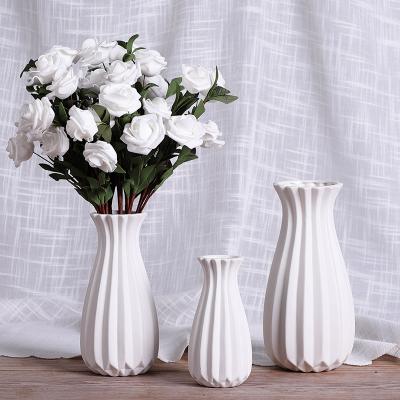 白色花瓶（白色花瓶配什么颜色的花）-图3