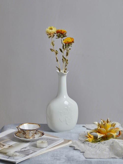 白色花瓶（白色花瓶配什么颜色的花）-图1