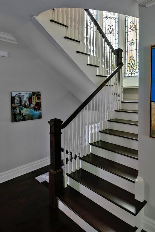 白色地板搭配楼梯颜色（白色地板配哪种装修风格好）-图3