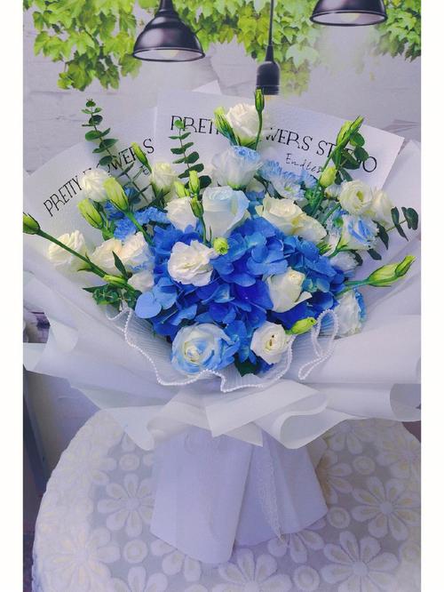 蓝色玫瑰和白色玫瑰（蓝色玫瑰白色玫瑰混搭）-图1