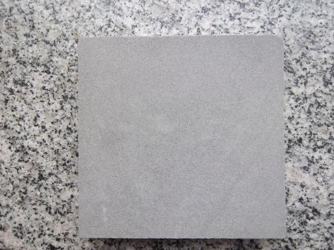 灰白色石材品种（灰白色石头是什么石）-图2